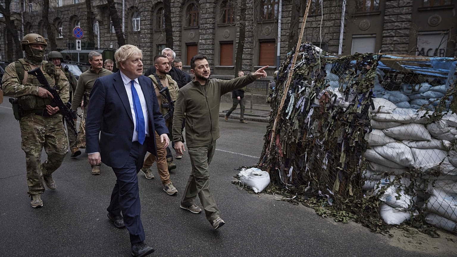 Johnson, még kormányfőként, áprilisban Kijevben Zelenszkij ukrán elnökkel