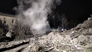 Tűzoltók oltják a tüzet a Zaporizzsjai területen lévő Vilnjanszkban