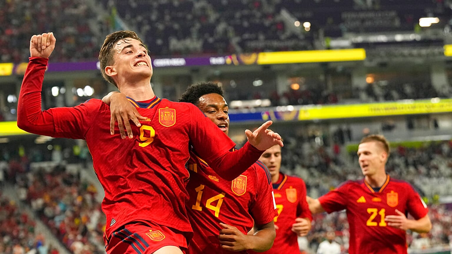 Gavi celebra con sus compañeros el quinto gol de España frente a Costa Rica, en su estreno en Qatar 2022.