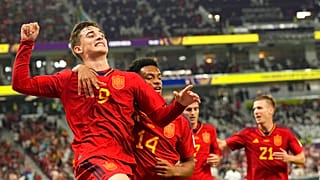 Gavi celebra con sus compañeros el quinto gol de España frente a Costa Rica, en su estreno en Qatar 2022.