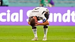 Joshua Kimmich schlägt die Hände über dem Kopf zusammen in Katar