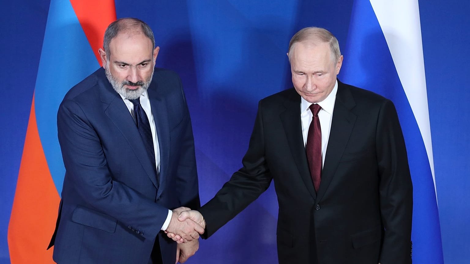 Ermenistan Başbakanı Nikol Paşinyan (sol), Rusya Devlet Başkanı Vladimir Putin