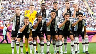 لاعبو المنتخب الألماني يقفون لالتقاط صورة للفريق وهم يغطون أفواههم خلال مباراة كأس العالم اليابان، في استاد خليفة الدولي في الدوحة، قطر، الأربعاء 23 نوفمبر 2022