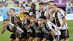 Így állt fel a német válogatott a Japán elleni találkozó előtti fotózáshoz az ar-rajjáni Halifa Stadionban