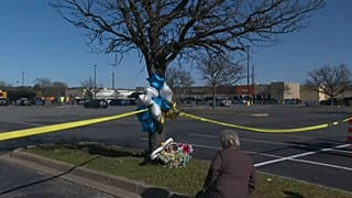 Aparcamiento del supermercado en el que se produjo el mortal tiroteo.
