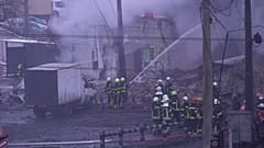 Bombeiros combatem as chamas após mais um ataque de mísseis russos a Kiev