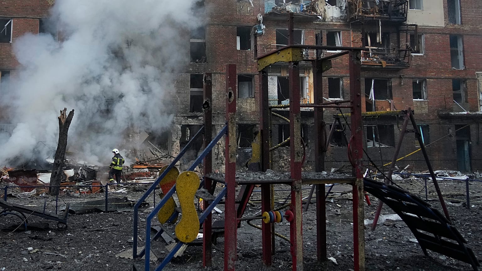 Тушение пожара после российского обстрела в Вышгороде под Киевом