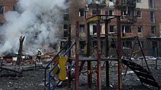 Тушение пожара после российского обстрела в Вышгороде под Киевом