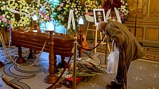 Un hombre presenta sus respetos frente al féretro del cantante cubano Pablo Milanés, en la Casa América de Madrid (España).
