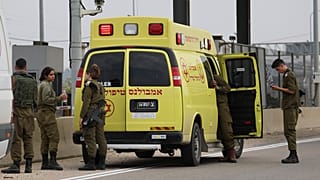 Soldados israelíes al lado de una ambulancia.