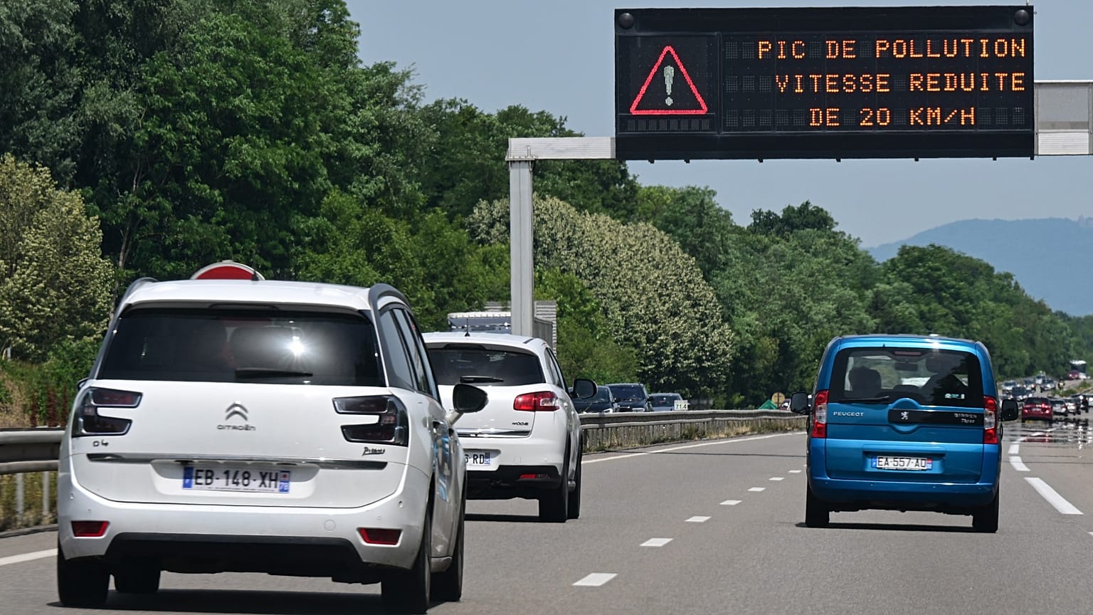 Archives : signalisation routière mise en place lors d'un épisode de pollution atmosphérique sur l'autoroute A36 en Alsace, dans le nord-est de la France, le 18 juin 2022 