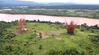 Bombardeo de una pista de aterrizaje para el narcotráfico en Perú.