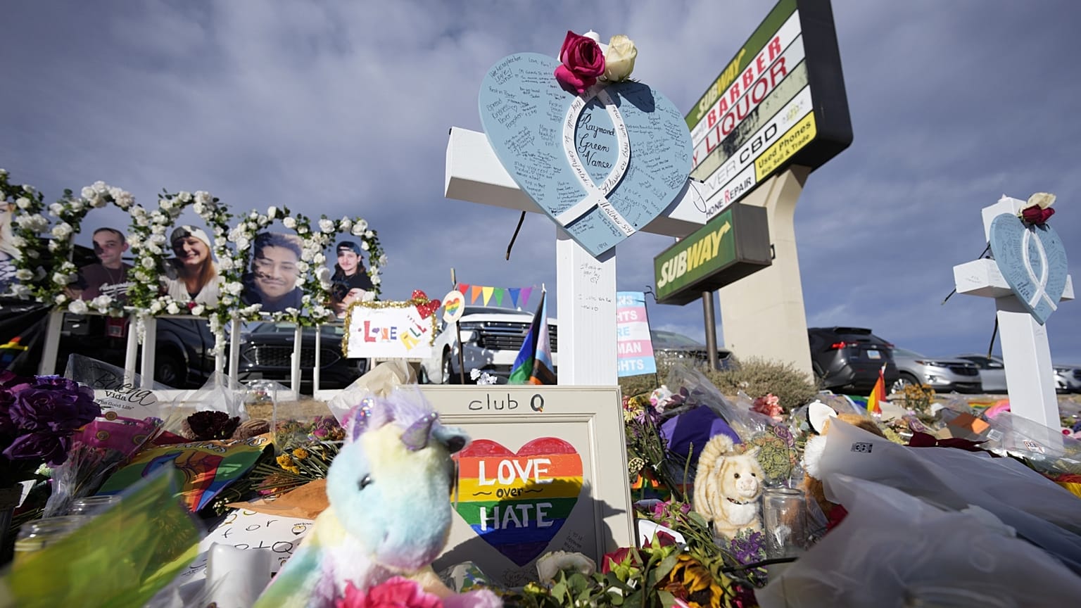 Rögtönzött emlékmű az áldozatok fotóival Colorado Springsben