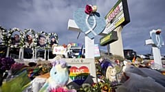 Rögtönzött emlékmű az áldozatok fotóival Colorado Springsben