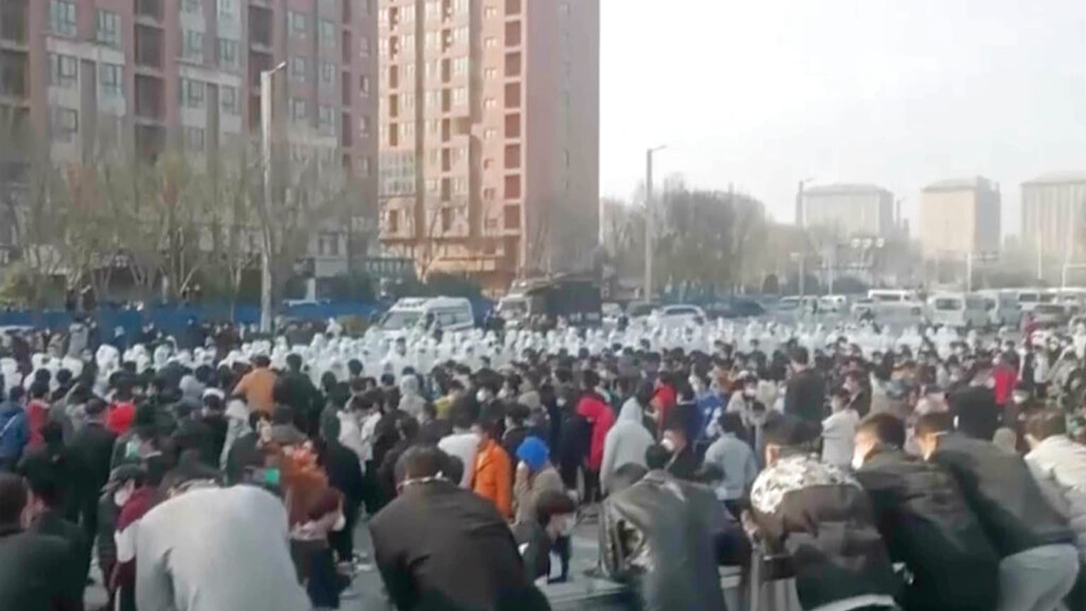 Maş ve çalışma koşulları dolayısıyla protesto gösterisi düzenleyen iPhone üreticisi Foxcon çalışanlarına polis müdahale etti