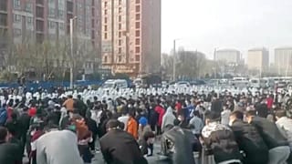 Maş ve çalışma koşulları dolayısıyla protesto gösterisi düzenleyen iPhone üreticisi Foxcon çalışanlarına polis müdahale etti
