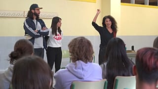 La asociación Teatro Que Cura durante una sesión en el instituto El Olivo, en Parla. 