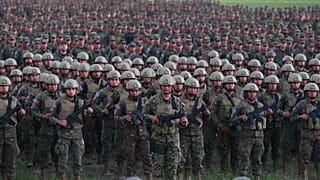 Unos 14.000 soldados escuchan el discurso del presidente de El Salvador, Nayib Bukele, sobre su guerra contra las maras, a las afueras de San Juan Opico.