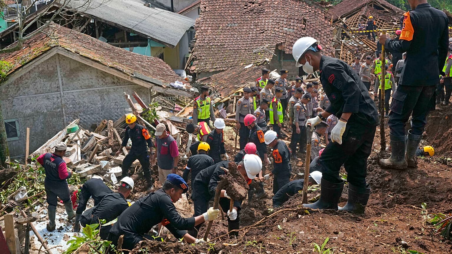 Des secouristes à Cianjur, Indonésie (24/11/22)