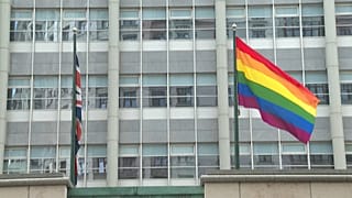 Радужный флаг над посольством Великобритании в Москве