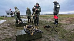 Des recrues préparent leurs armes sous le regard d'un instructeur lors d'un entraînement militaire sur un champ de tir dans la région de Volgograd, en Russie (27/10/22)