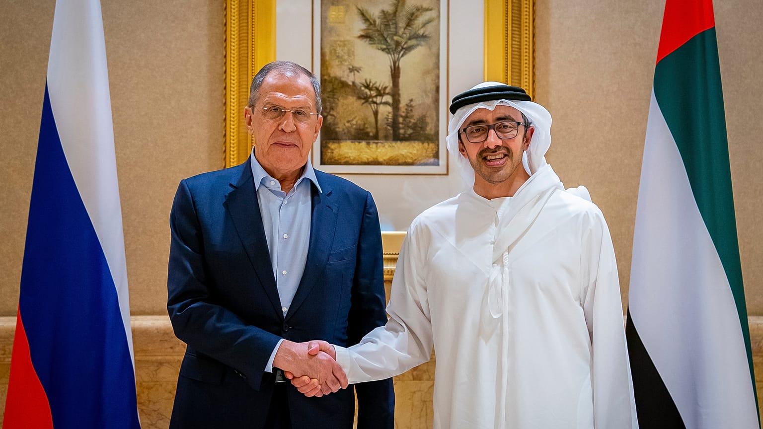 وزير الخارجية والتعاون الدولي الإماراتي الشيخ عبد الله بن زايد بن سلطان آل نهيان ووزير الخارجية الروسي سيرجي لافروف في أبو ظبي، الإمارات العربية المتحدة، 3 نوفمبر 2022