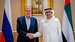 وزير الخارجية والتعاون الدولي الإماراتي الشيخ عبد الله بن زايد بن سلطان آل نهيان ووزير الخارجية الروسي سيرجي لافروف في أبو ظبي، الإمارات العربية المتحدة، 3 نوفمبر 2022