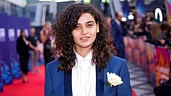 A atriz Manal Issa posa para fotógrafos à chegada para a estreia do filme 'As nadadoras' durante o BFI London Film Festival 2022 