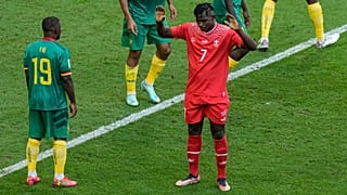 Embolo lehajtott fejjel, feltett kézzel "ünnepelte" a gól, ami végül a győzelmet jelentette csapatának