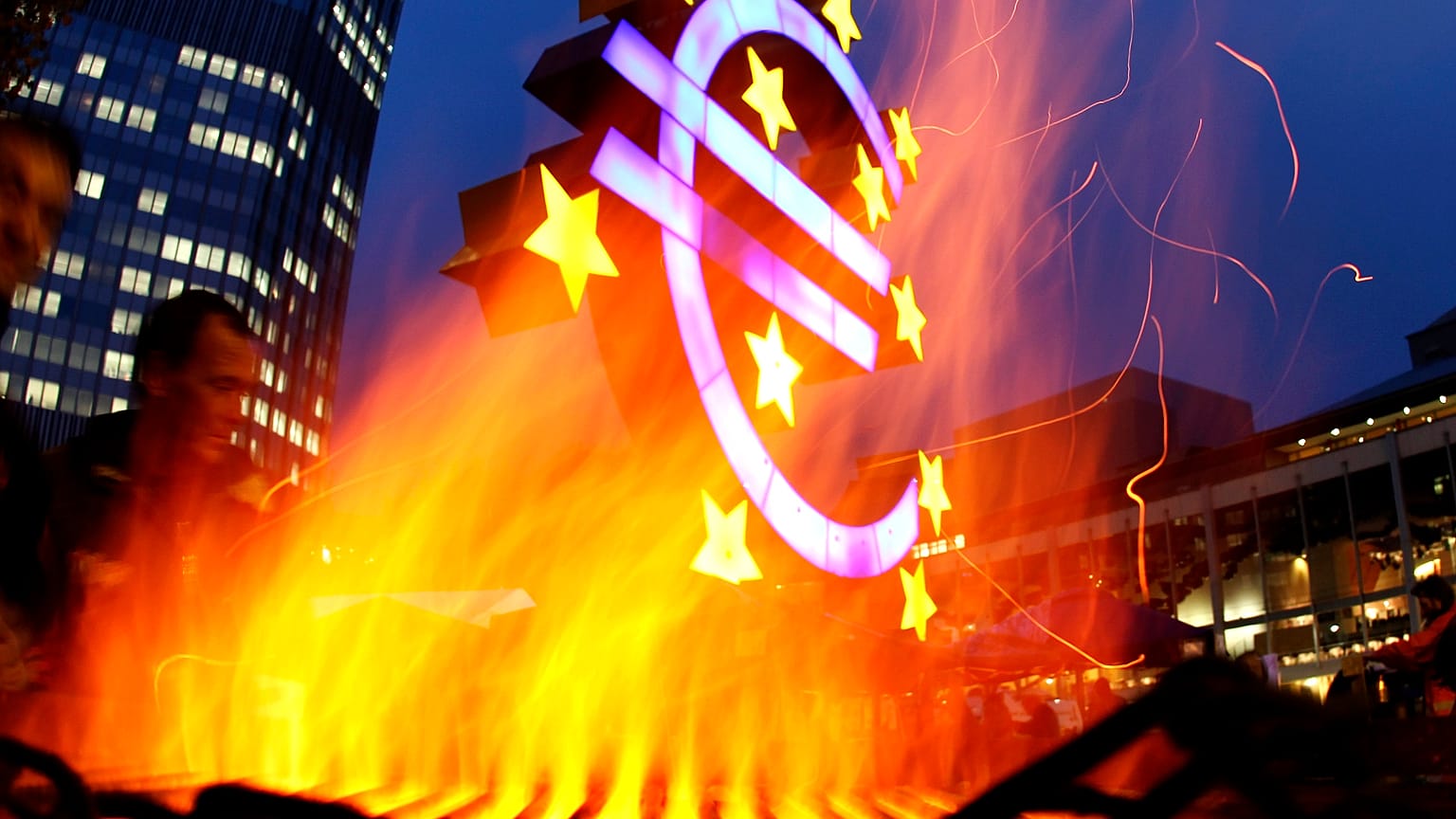 Una protesta davanti alla sede della BCE