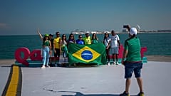 مشجعو منتخب البرازيل لكرة القدم في كورنيش الدوحة بقطر