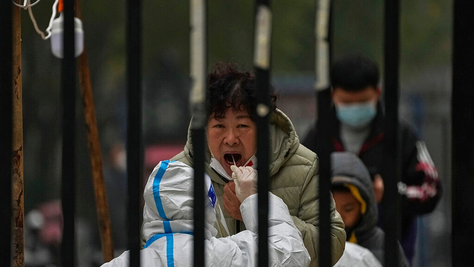 Una mujer es sometida a un test COVID en Pekín, China