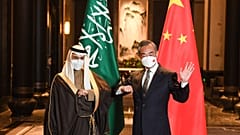 وزير الخارجية الصيني وانغ يي ووزير الخارجية السعودي فيصل بن فرحان آل سعود في ووشي بمقاطعة جيانغسو بشرق الصين.