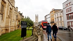 Dünyanın en iyi üniversiteleri arasında ilk sırada yer alan Oxford Üniversitesi personeli de greve katılıyor