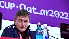 Dragan Stojkovic szerb szövetségi kapitány egy dohai sajtóértekezleten 2022. november 23-án.