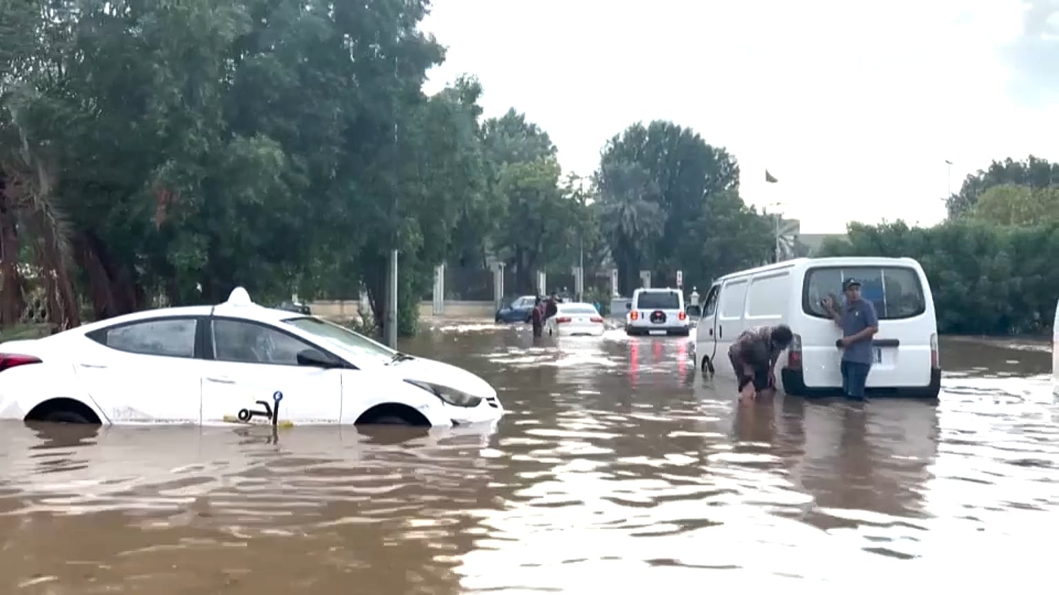 أمطار غزيرة في السعودية تتسبب بوفاة شخصين وتعليق الدراسة وإغلاق طرق