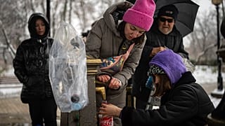 Des habitants de Kyiv viennent s'approvisionner en eau (24/11/22)