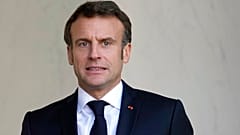 Macron verzieht das Gesicht.