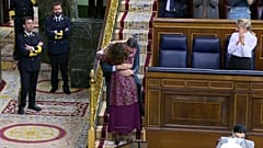 La ministra de Hacienda de España, María Jesús Montero, abraza al presidente del Gobierno tras la aprobación de los Presupuestos Generales del Estado para 2023.