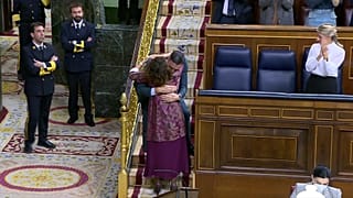 La ministra de Hacienda de España, María Jesús Montero, abraza al presidente del Gobierno tras la aprobación de los Presupuestos Generales del Estado para 2023.
