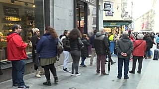 Fila para comprar "El Gordo"