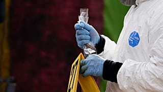 Meksika'da belediye binasında 20 kişinin öldürülmesi sonrası olay yeri inceleme (arşiv)