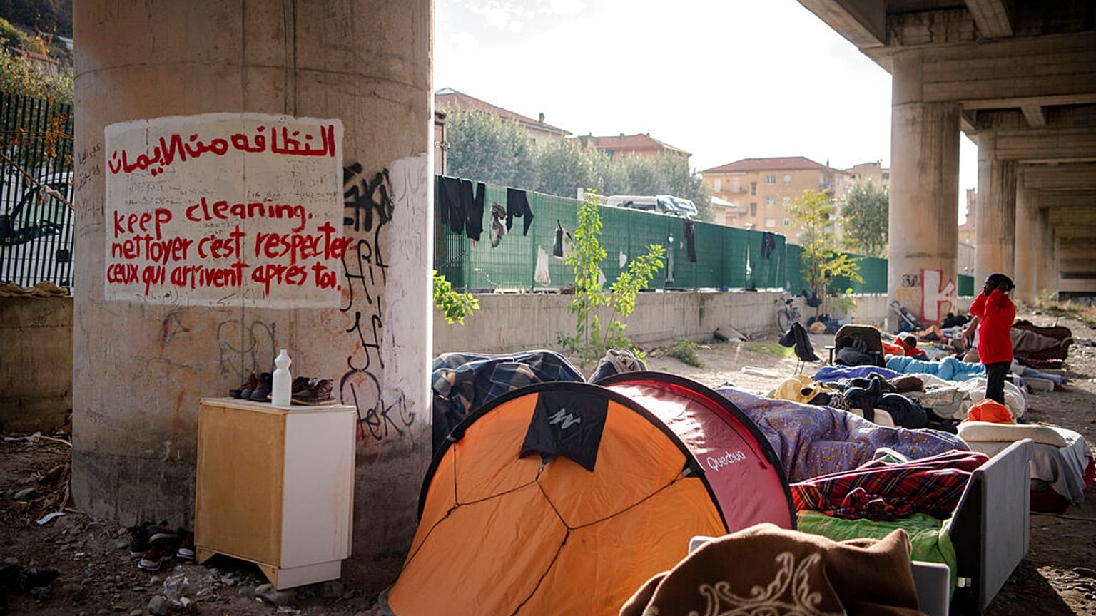 Πρόχειρο κατάλλυμα μεταναστών στα σύνορα Ιταλίας - Γαλλίας
