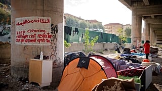 Πρόχειρο κατάλλυμα μεταναστών στα σύνορα Ιταλίας - Γαλλίας