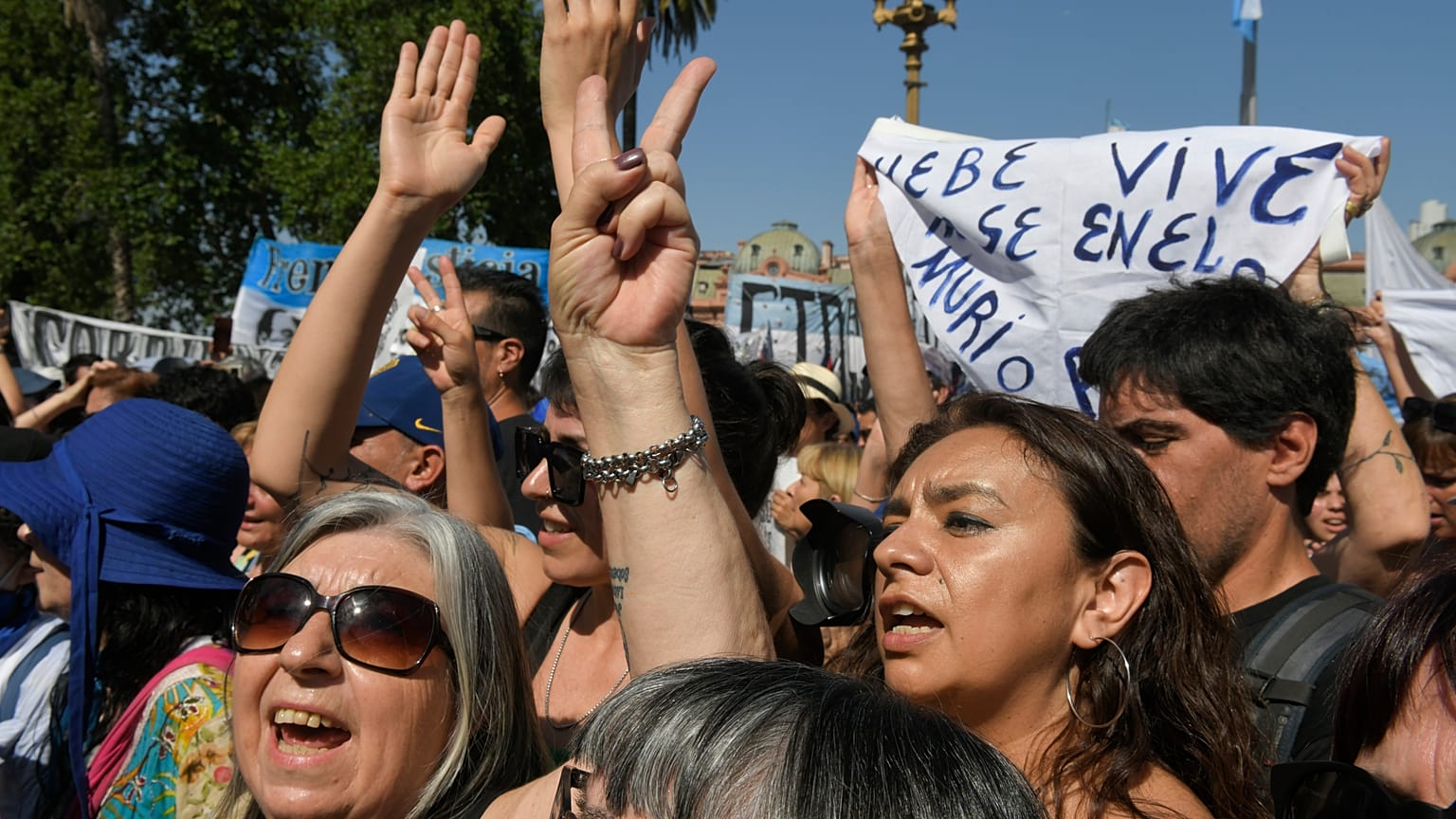 Simpatizantes de las Madres de Plaza de Mayo se reúnen mientras se esparcen las cenizas de Hebe de Bonafini en la Plaza de Mayo, el 24 de noviembre de 2022. 