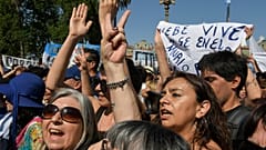 Simpatizantes de las Madres de Plaza de Mayo se reúnen mientras se esparcen las cenizas de Hebe de Bonafini en la Plaza de Mayo, el 24 de noviembre de 2022. 