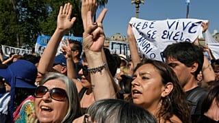 Simpatizantes de las Madres de Plaza de Mayo se reúnen mientras se esparcen las cenizas de Hebe de Bonafini en la Plaza de Mayo, el 24 de noviembre de 2022. 