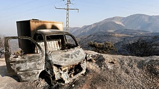 Καμμένο φορτηγό μετά από μεγάλη πυρκαγιά στην Αλγερία το καλοκαίρι του 2021