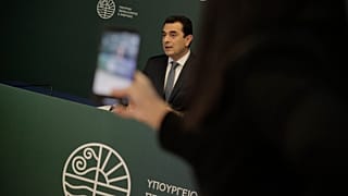 Ο υπουργός Περιβάλλοντος και Ενέργειας Κώστας Σκρέκας ανακοινώνει τις τιμές των επιδοτήσεων στην ενέργεια για τον μήνα Δεκέμβριο