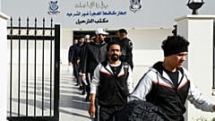 Des migrants illégaux quittent le bâtiment l'Agence de lutte contre la migration illégale à Tripoli, (Libye) avant d'être expulsés - 25.11.2022